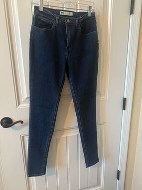 Levis Dark Wash Skinny Jeans.   EUC